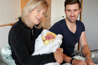 Für Luna wurde die erste Kugel in den Kullerkasten geworfen. Die Tochter von Heidi und Christoph Kreisinger aus Großrückerswalde war das Neujahrsbaby im Zschopauer Klinikum. Foto: Andreas Bauer