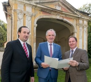 Minister Thomas Schmidt (M.) übergab Pfarrer Franz Scheunpflug (l.) im Beisein von Jörg Markert vom Stiftungskuratorium den Fördermittelbescheid. 