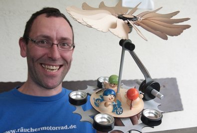 Gerd Hofmann mit Motorradpyramide