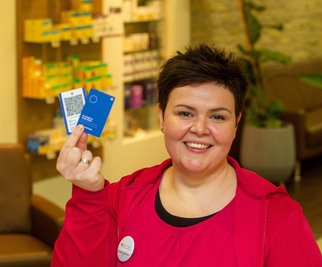 Vorne blau, hinten der QR-Code: Isabelle Täschner von der Plauener Apotheke am Löwel-Platz zeigt, wie die Immunkarte aussieht. 