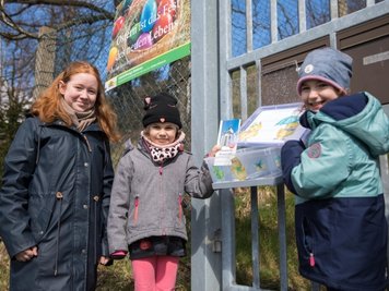 Nele, Celine und Merle (von links) bereiteten am Sonntagvormittag in der Silberhofstraße 81 die Aktion für die Besucher vor. 