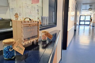 Am Schwesternzimmer der Neugeborenenpflege zeigt der Kullerkasten, wie viele Mädchen und Jungen im bisherigen Jahr geboren wurden.