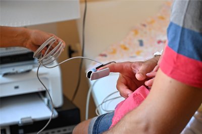 Mit der Klammer wird die Sauerstoffsättigung gemessen. Diese Diagnostik gehört zur Untersuchung herzkranker Kinder.