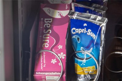 Schwangerschaftstest neben Capri-Sonne: Im Sortiment des Automaten-Ladens in Plauen sind auch speziellere Produkte.