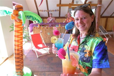 In der Partyscheune von Simone und Dirk Otto in Rothenfurth bereitet Madlen Gernoth- Hohlfeld die Cocktailbar vor, im Hintergrund Kay Büttner und Andrè Hohlfeld.