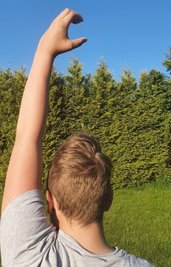 In der "Coolen Schule" melden sich die Kinder, indem sie ein "C" mit ihrer Hand formen. 