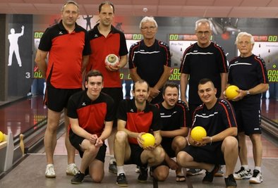 Mit dem Ergebnis des westsächsischen Derbys im Kegel-Sommerpokal konnten sowohl die Sieger aus Hohenstein-Ernstthal (rote Trikots) als auch die unterlegenen Glauchauer leben. 