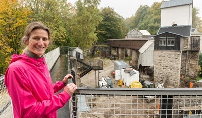 Museumsleiterin Martina Reichel schaut vom Ofen 2 aus auf das Areal mit den beiden Förderbrücken, das sich am meisten verändern würde.