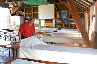 Dirk Otto, der Chef des Dorfclubs in Rothenfurth, bereitet die Sitzgarnituren für die Karibische Nacht vor.