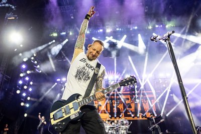 Michael Poulsen, Sänger und Gitarrist der dänischen Metal-Band Volbeat, steht mit seiner Band auf der Bühne beim Open-Air-Festival Rock im Park.