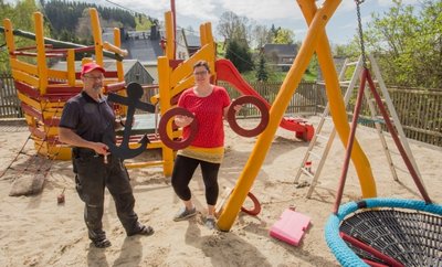 Oliver Zimmer, Katrin Scherf und Marlies Köhler (nicht im Bild) vom Schulverein haben das Piratenschiff der Kita "Kunterbuntes Spatzennest" in Großrückerswalde mit einem neuen Farbanstrich versehen. 