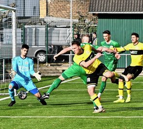 Da schlägt es zum dritten Mal im Sandersdorfer Tor ein. Lucas Will (vorn) machte mit seinem 14. Saisontor alles klar für seinen VFC Plauen. In Sandersdorf gewannen die Vogtländer mit 3:1. 