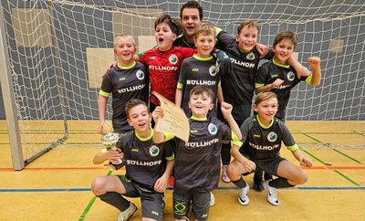 Die Jungs der E3-Junioren freuten sich zusammen mit Trainer Christian Hirsch überschwänglich über den Turniersieg.
