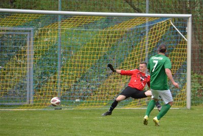 Lars Streckenbach macht den Sack zu und erzielt in der 90. Minute das 3:1 für die Burkhardtsdorfer. Tirol-Keeper Philipp Schubert ist machtlos.