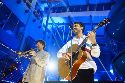 Clueso mit Gitarre: Im ehemaligen Seiffener Erlebnisbad sang er seine bekannten Hits.