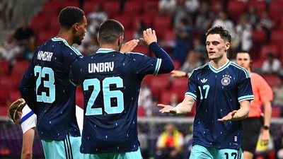 Vorlagengeber Deniz Undav (Nr. 26) und Torschütze Florian Wirtz (r) klatschen sich ab nach dem 2:0 gegen Finnland. 