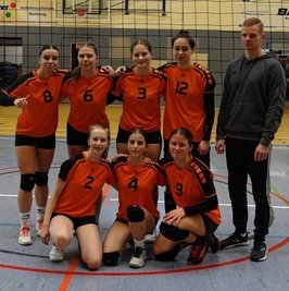 Bei den Mädchen der Wettkampfklasse II freute sich das Team des Auerbacher Goethe-Gymnasiums über den Turniersieg in Oelsnitz und das Ticket fürs Sachsenfinale.