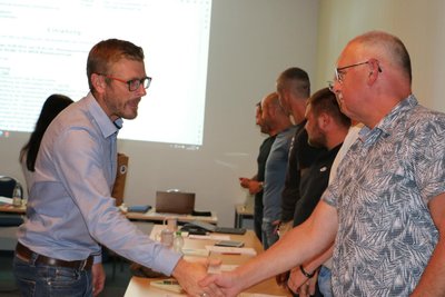 Michael Frisch (l.) begrüßte jeden Gemeinderat - im Bild Uwe Ottiger - mit Handschlag.