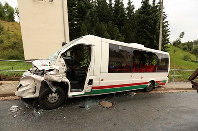 Die Fahrerin des Busses kam schwer verletzt ins Krankenhaus.