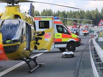 Rund 200 Einsatzkräfte der Rettungsdienste, Feuerwehren, des Technischen Hilfswerks und der Polizei waren vor Ort.