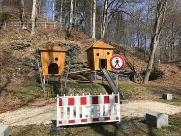 ...Der Spielplatz ist wie überall gesperrt. 