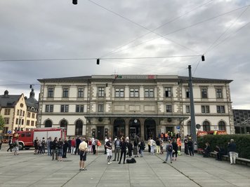 Vor dem Bahnhof sammelten sich zahlreiche Menschen während des Einsatzes.
