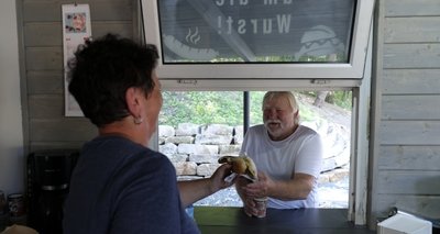 Mahlzeit. Verkäuferin Michaela Mehlhorn und Stammkunde Helmut Neubert. Der Irfersgrüner schwört seit über 20 Jahren auf die Thüringer Roster.
