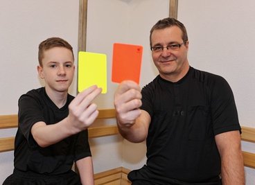 Der aus der Schweiz stammende Stefan Casanova und sein Sohn Justin verstärken das Schiedsrichterteam des Kreisverbandes Zwickau. 
