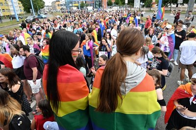 Am Falkeplatz fand eine Zwischenkundgebung des CSD statt.