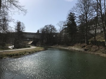 Manchmal scheint es wie ein ganz normaler Frühlingstag im Erzgebirge, doch Passanten werden wie hier im Buchholzer Waldschlößchenpark schnell an die Ausnahmesituation erinnert...