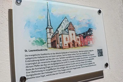 An der Laurentiuskirche ist eines von 14 Schildern angebracht, die kurz über ein historisches Gebäude berichten.