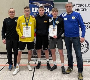 Die erfolgreiche Pausaer Delegation bei den Norddeutschen Meisterschaften (von links): Trainer Dirk Wagner, Tobias Knittel, Max Schmalfuß, Sebastian Wagner und Ulrich Leithold (KSV-Vorsitzender). 
