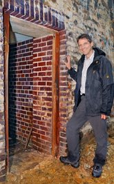 
              <p class="artikelinhalt">Friedrich Strobel zeigt den Eingang zu dem entdeckten Raum und fragt: Wer weiß, wieso der Raum einst zugemauert wurde? </p>
            