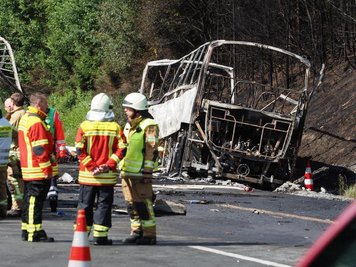 Der Bus ist vollständig ausgebrannt. Übrig blieb nur noch ein verkohltes Gerippe.
