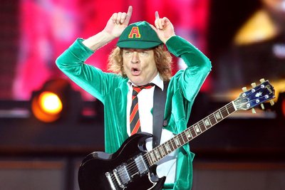 AC/DC-Leadgitarrist Angus Young bei einem Konzert von AC/DC in der jeipziger Red Bull Arena im Jahr 2016. Die Band hat mit einem Countdown auf ihrer Website Gerüchte um eine Tournee befeuert. (zu dpa: «Geheimnisvoller Countdown auf AC/DC-Website befeuert Tournee-Gerüchte») Foto: Jan Woitas/dpa-Zentralbild/dpa +++ dpa-Bildfunk +++