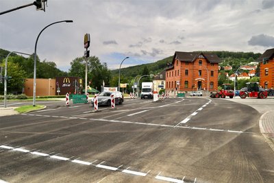 Blick auf die McDonalds-Kreuzung in Aue am Dienstag. Zuletzt konnte der Verkehr nur über die B 169 fließen, das hat sich nun geändert.