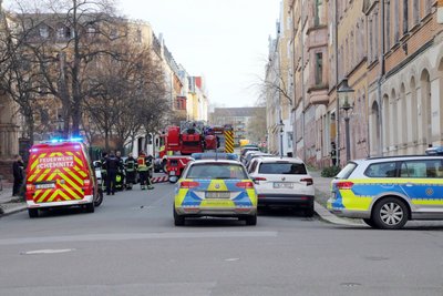 Einsatzkräfte von Feuerwehr und Polizei am Samstag in Chemnitz.