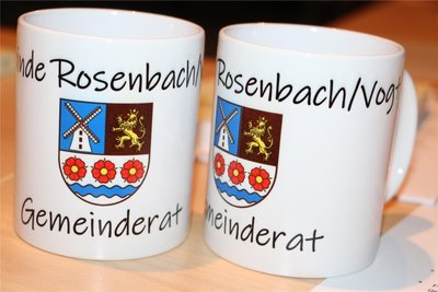 Eine Gemeinderatstasse mit dem neuen Wappen bekam jeder überreicht.