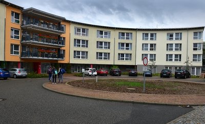 So sieht das Pflegeheim an der Lauenhainer Straße von vorn aus. Ganz rechts (etwas heller) erkennt man den Anbau. 