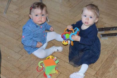 Einige Kinder nutzten die Zeit, um zu spielen oder durch den Saal zu krabbeln.