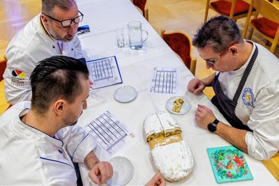 Uto Stieberger (rechts), Fachlehrer am Berufsschulzentrum in Annaberg, Erik Urwank (links), Bäckermeister aus Ostsachsen, und André Bernatzky, Schulleiter der Akademie Deutsches Bäckerhandwerk Sachsen, bildeten die Jury. Sie prüften und bewerteten am Sonntag 32 Stollen. Es gab neunmal Gold,21-mal Silber und zweimal Bronze. Durchgefallen ist keiner.