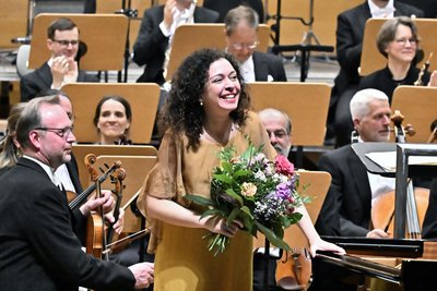 Die gefeierte Pianistin Marianna Shirinyan am Mittwochabend beim 7. Sinfoniekonzert der Robert-Schumann-Philharmonie in der Stadthalle.