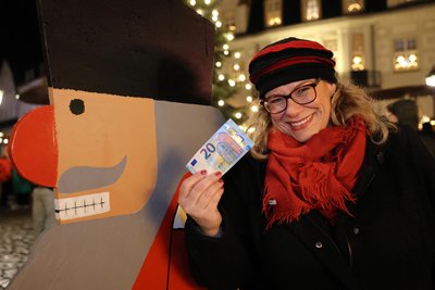 Mit 20 Euro haben wir unsere Reporterin auf den Schwarzenberger Weihnachtsmarkt geschickt.