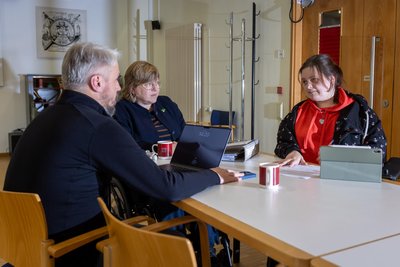 Für öffentliche Veranstaltungen, wie etwa Einwohnerversammlungen, entwickeln Silvio Wagner, Anja Lippmann und Cathleen Reißmann (v. l.) unter anderem barrierefreie Einladungen.