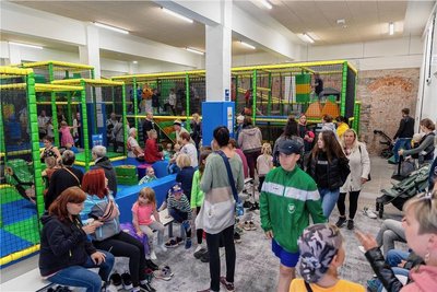 So voll ist es auf dem Indoor-Spielplatz selten. Das Foto entstand am Kindertag 2022, kurz zuvor war die Kulturfabrik Auerbach eröffnet worden.