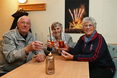Waren Stammgäste: Manfred Herbst (v. l.), Helga Göhler und Ingrid Herbst. Sie sind froh, dass wieder geöffnet ist.