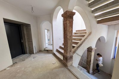 Das Treppenhaus verfügt zwar bereits über einen Lift, erfordert aber noch einiges an Arbeit.