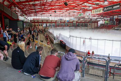 Nebel auf dem Eis und beschlagene Scheiben gelten aktuell als besondere Herausforderungen.