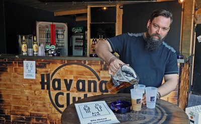 Florian Harbeck, Betreiber des Clubs Seilerstraße in Zwickau, empfängt im Biergarten auf dem Freigelände an den Wochenenden wieder Gäste. Die Resonanz zum Auftakt war groß, zeitweise galt ein Einlassstopp. Wann Harbeck auch den Club selbst wieder öffnet, ist aber noch unklar. 