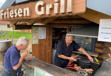 Schnell noch ein Kaffee, dann ist das Mittagessen für Daheim im mitgebrachten Boxen verpackt. Klaus Vollstädt aus Reudnitz zu Besuch am Friesen-Grill von Heinz Gruner. 